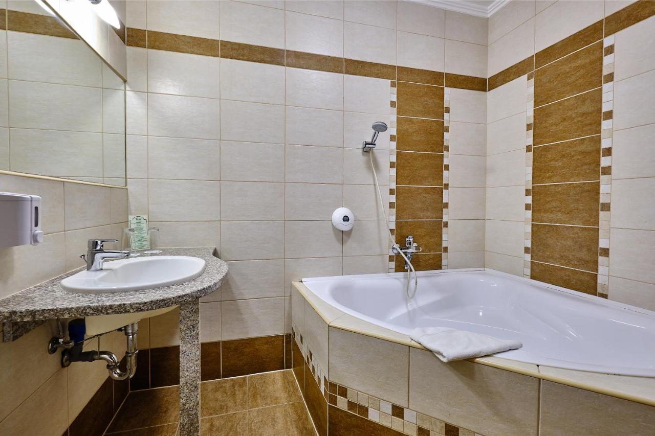 Lugas Hotel Nyiregyhaza Bagian luar foto