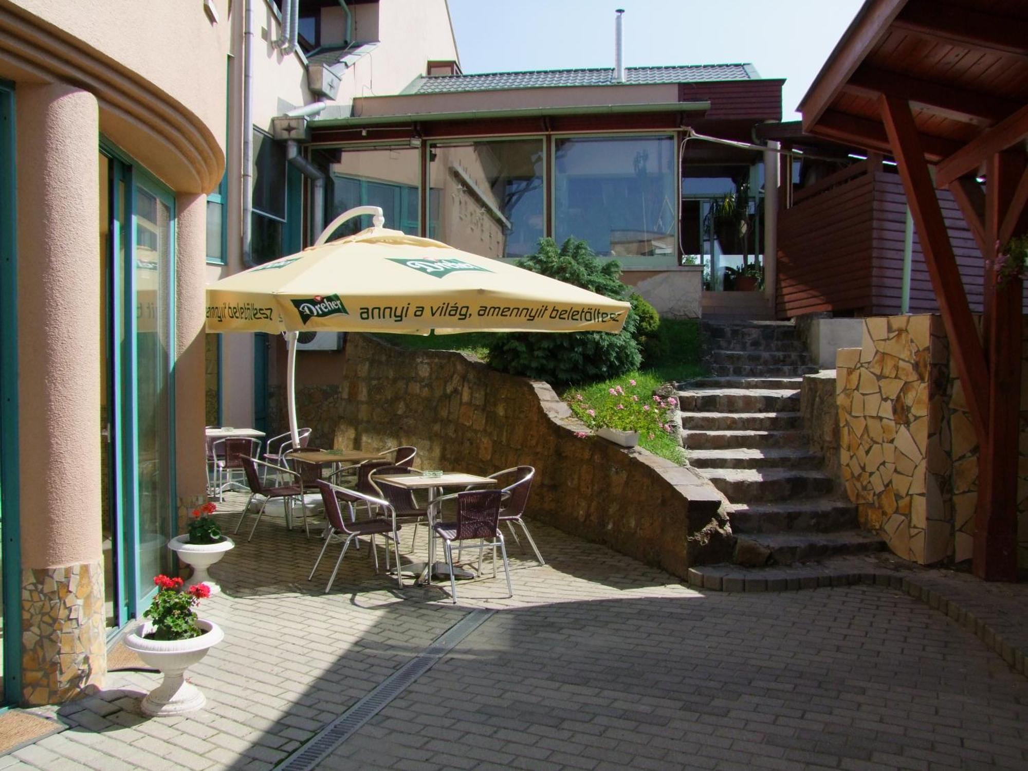 Lugas Hotel Nyiregyhaza Bagian luar foto