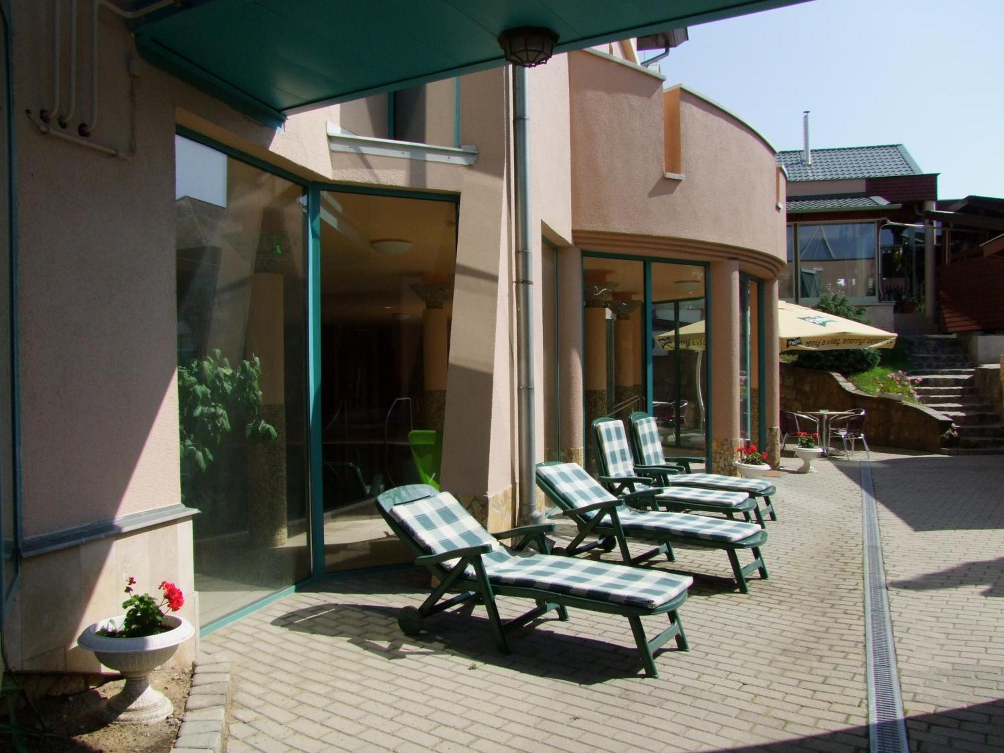 Lugas Hotel Nyiregyhaza Bagian luar foto